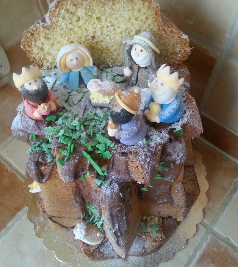Pandoro mit Creme gefüllt