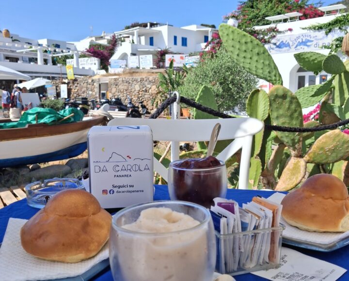 Granita alle mandorle con brioche a Panarea e granita ai gelsi sullo sfondo