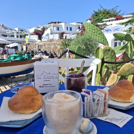 Mandelgranita mit Brioche auf Panarea und Maulbeergranita im Hintergrund