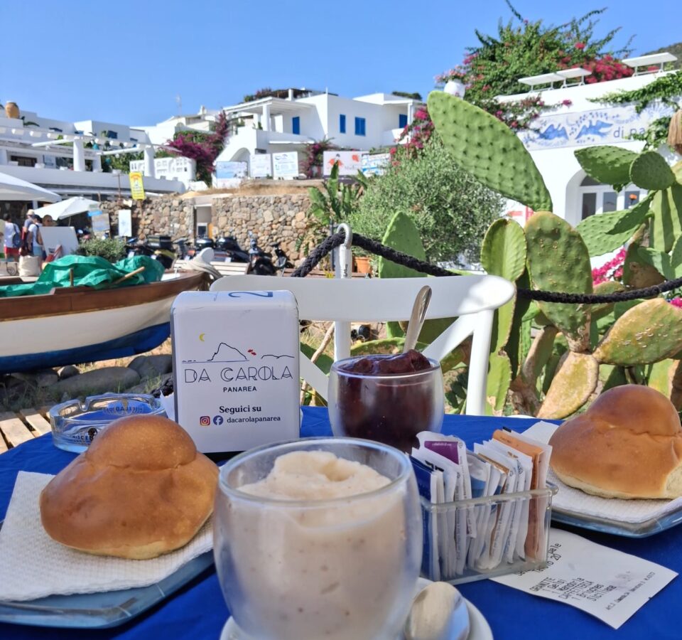 Mandelgranita mit Brioche auf Panarea und Maulbeergranita im Hintergrund