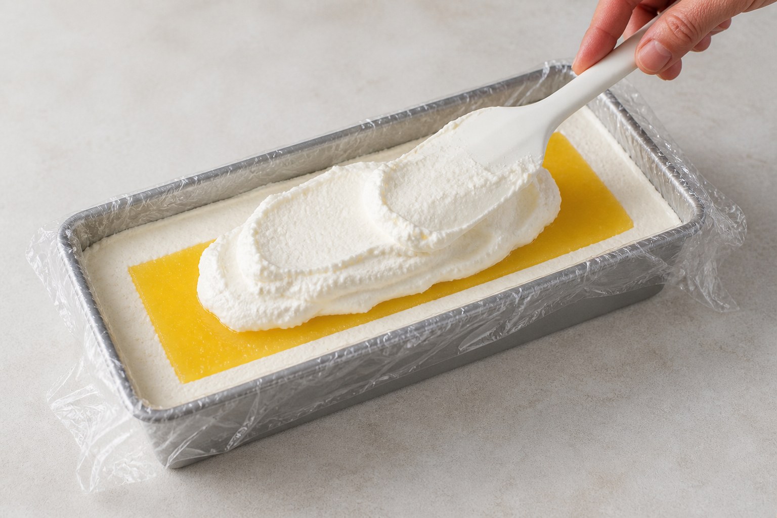 Assemblaggio del semifreddo con crema centrale al limone