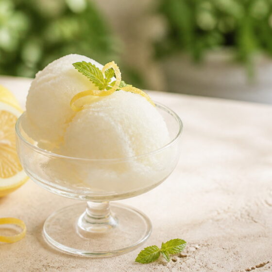 Sorbetto al limone cremoso servito in un limone con menta fresca
