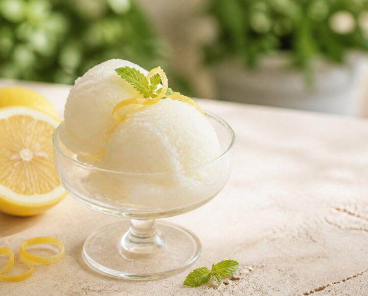 Sorbetto al limone cremoso servito in un limone con menta fresca